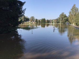 Nad ránem druhý den, pohled k hlavní silnici a celá louka pod vodou.